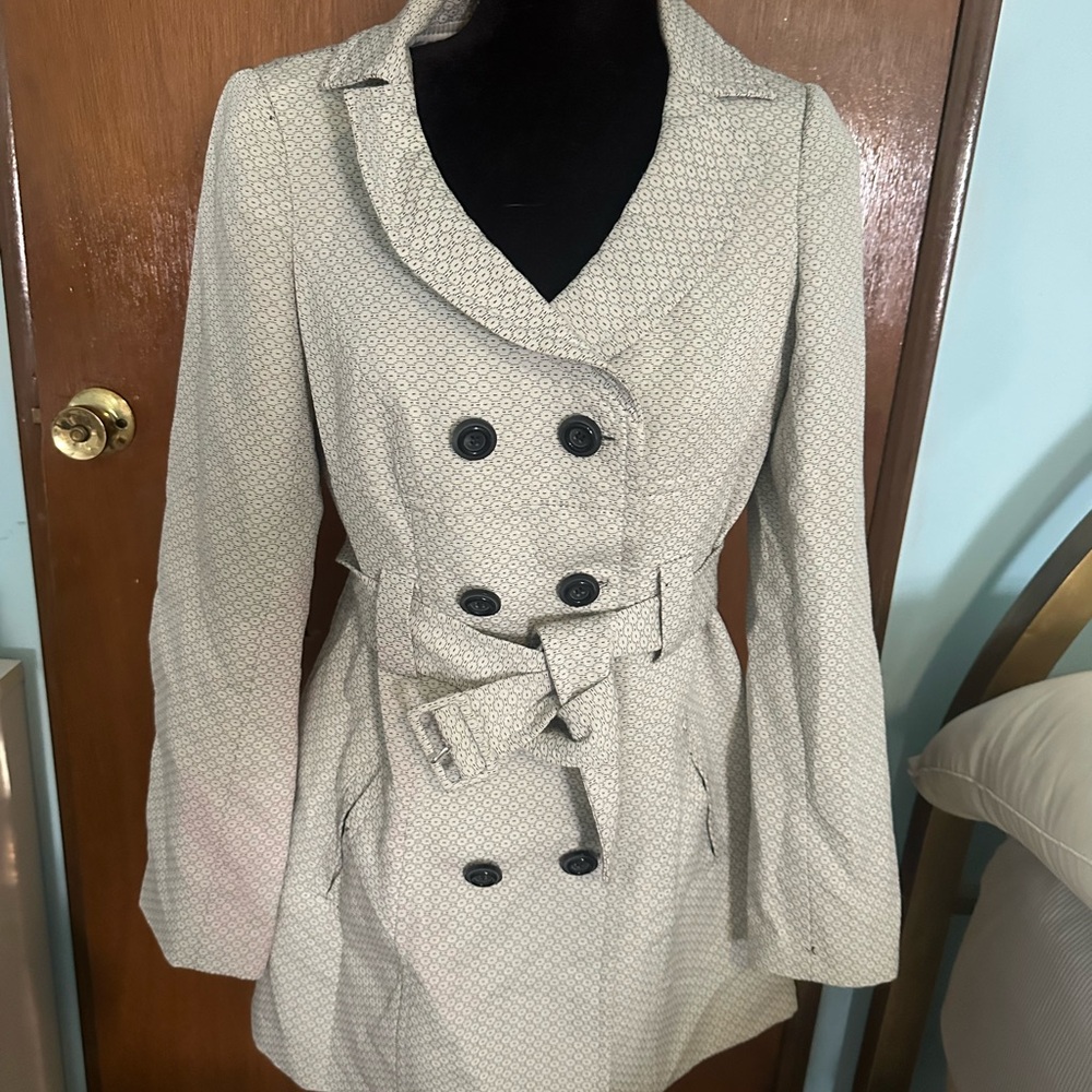 Limited short trench coat with belt